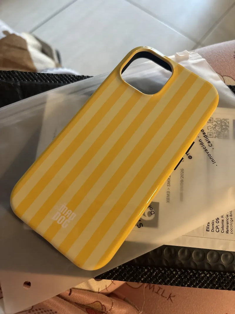 Foto real de cliente durante el unboxing de una funda THE MAD DOG