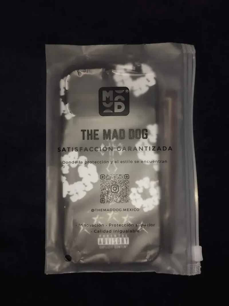 Foto real de cliente durante el unboxing de una funda THE MAD DOG